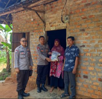 Satbinmas Polres Way Kanan Salurkan Bansos dan Himbauan Warga Tidak Terpengaruh Hoax