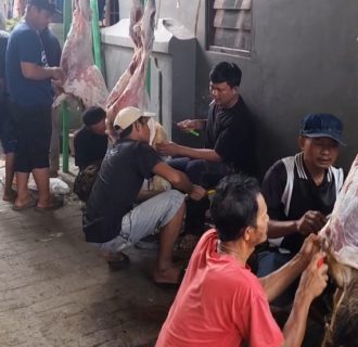 Warga Galeong Gelar Pemotongan Hewan Qurban