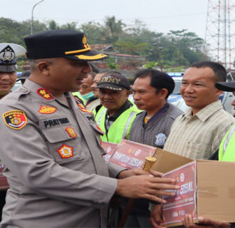 Jelang Hari Bhayangkara Ke-78, Polres Way Kanan dan Jajaran Gelar Bansos Bagikan Paket Sembako