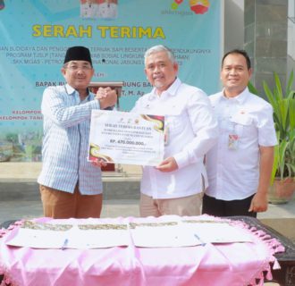 Bupati Tanjabbar bersama SKK Migas Petro China Serahkan Bantuan 29 Ekor Sapi di Desa Tungkal I 