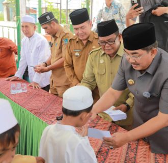 Saat 10 Muharram 1446 H, Bupati Anwar Sadat Berikan Santunan Anak Yatim Piatu dan Kaum Duafa 