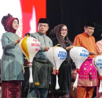 Gubernur Al Haris Didampingi Hj Hesnidar Al haris Buka Festival Batanghari Dorong Pertumbuhan Ekonomi Daerah
