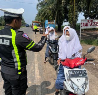 Demi Keselamatan, Polantas Tegur Pelajar Tak Kenakan Helm Saat Berkendara