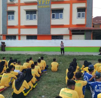 Polisi Adakan Binluh Saat MPLS di SMK YP 17 Baradatu