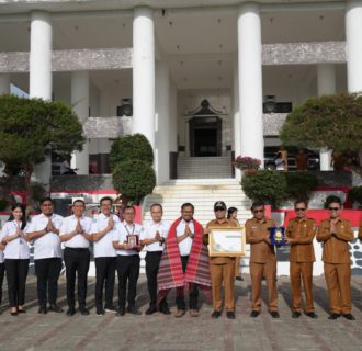 Peserta JKN Capai 98,81 Persen, Pemerintah Kabupaten Toba Raih Piagam Penghargaan UHC