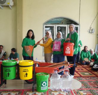 IIP BUMN dan IKBI PTPN IV Regional 4, Edukasi Pilah Sampah dan Pemasangan Biopori