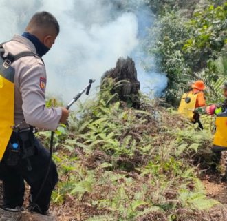 Pantang Pulang Sebelum Api Padam, Polres Rohul Berhasil Jinakkan Kebakaran Lahan di Rokan IV Koto