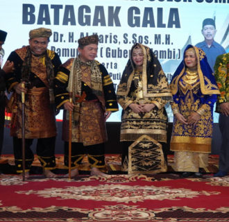Al Haris Beserta Istri Dapat Gelar Kehormatan Dari Nagari Paninggaha Solok Sumbar