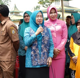 Ketua TP – PKK Provinsi Jambi Tinjau Posyandu Pinang Merah Kab Tanjabtim
