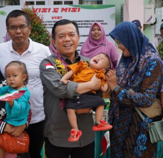 Gubernur Al Haris Serahkan Bantuan Dumisake 2 Milyar 