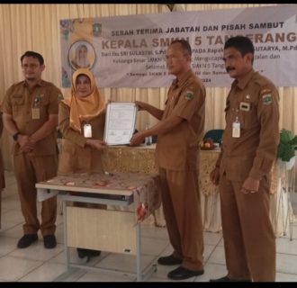 Serah Terima Jabatan Kepala Sekolah SMKN 5 Kota Tangerang Berlangsung Khidmat dan Penuh Haru
