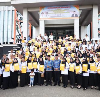 Bupati Dan wakil Bupati Ketapang Serahkan SK PPPK Saat Apel Gabungan ASN di Lingkungan Pemkab Ketapang