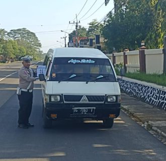 Kampanye Keselamatan Berlalu Lintas, Satlantas Polres Way Kanan Bagikan Brosur Himbauan Kepada Pengendara