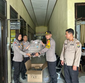 Tingkatkan Pelayanan, Satbinmas Polres Way Kanan Distribusikan Perlengkapan Bhabinkamtibmas