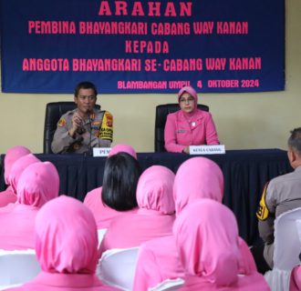 Dukung Tugas Suami, Kapolres Berikan Pembinaan Bhayangkari Cabang Way Kanan