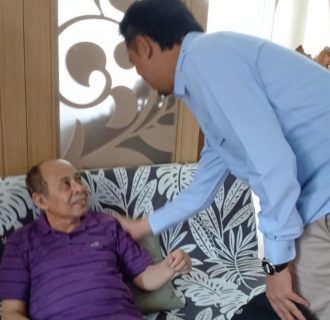 Erman-Heldo Sambangi Mantan Wako Ismet Amzis Dikediamannya 