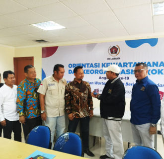 Ketum PWI Pusat Serahkan KTA Biasa Anggota PWI Jaya