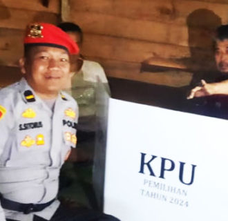 Polres Samosir Kawal Warga Sakit Coblos di Rumah
