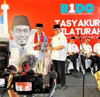 Ridwan Kamil Penerima Pertama Buku ‘Agung Laksono Politisi Lintas Zaman’