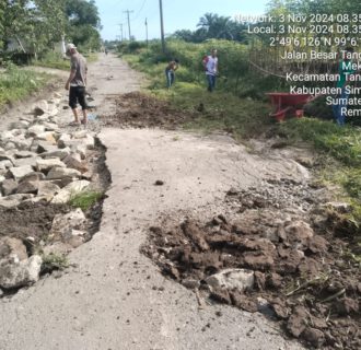 Pangulu Tangga Batu Hendro Silalahi Ajak Warga Masyarakat Bergotong Royong Tutupi Jalan Berlubang