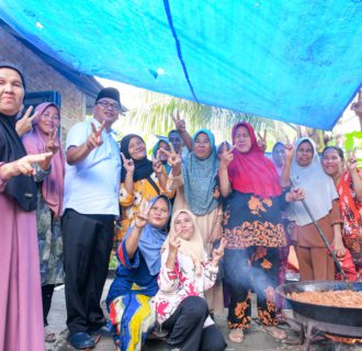 Asrin Ludin Tambunan Disambut Hangat  Ibu – Ibu saat Berkunjung di Hamparan Perak 