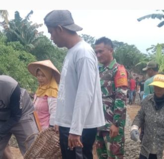 Bersama Warga, Babinsa Gotong Royong Perbaiki Jalan Rusak