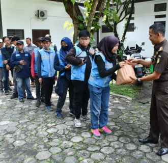 Klinik Pratama Adhiyaksa Kejati Jabar Adakan Pemeriksaan Kesehatan Gratis dan Pemberian Sembako