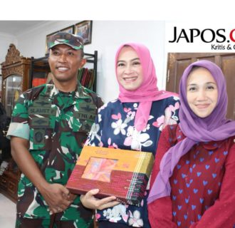 Letkol INF Slamet Foajan M Han 0207/Sml dampingi IKKT Pragati Wira Anggina ke Pengrajin Ulos