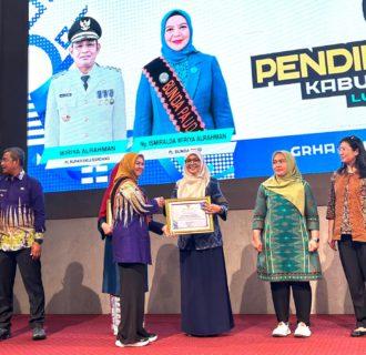 Luar Biasa, Anita Irma Anak Alm Amri Tambunan Terima Penghargaan Pemerhati Kebutuhan Khusus Mencerdaskan Anak Bangsa 