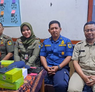 Peringati Hari Guru, Plt Kasatpol PP Kecamatan Grogol Petamburan Adakan Kegiatan Goes To School