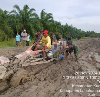 Babainbisa Koramil 02/ LT Kodim 0209 LB, Distribusikan Logistik Pake Mesin Bajak Sawah