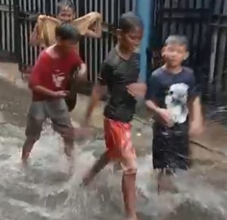 Warga RT 04 Galeong Keluhkan Banjir Langganan Saat Hujan