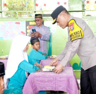 Polda Riau Distribusi makanan Bergizi Bagi Siswa di Pekanbaru Dukung Program Asta Cita Prabowo-Gibran