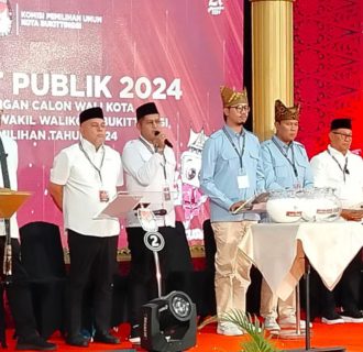 Erman Safar-Heldo Aura Saat Debat Kandidat Datang Dengan Kendaraan Vespa