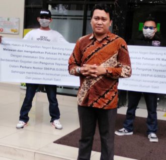 Sejumlah Karyawan RS Kebonjati Bandung, Bentangkan Poster di Depan PN Bandung