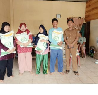 Jelang Nataru Pemerintah Kampung Kayu Batu Salurkan Beras CPP Untuk Bulan Desember 2024