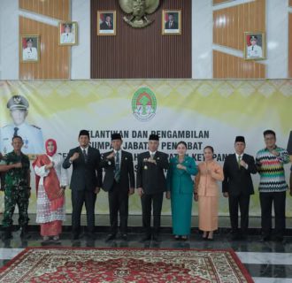 Bupati Ketapang Melantik dan Mengambil Sumpah Janji Penjabat Sekda Yang Baru
