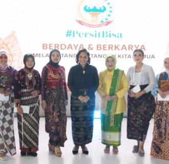 Persit PCBS Pusterad Tampilkan Kreasi Rajut Untuk Program Persit Bisa