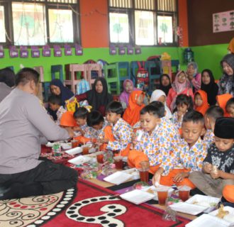Sinergi Dukung Program Presiden RI, Polsek Blambangan Umpu dan Aparatur Kampung Bagikan Makan Bergizi di TK Negeri Pembina