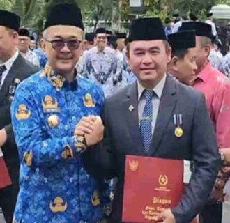 Kepala Disdukcapil Ciamis Terima Penghargaan Satyalancana Karya Satya