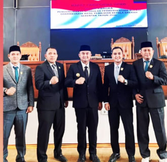 Tangis Haru Ketua DPRD Warnai Rapat Paripurna Pengusulan Pemberhentian Bupati Sutan Riska