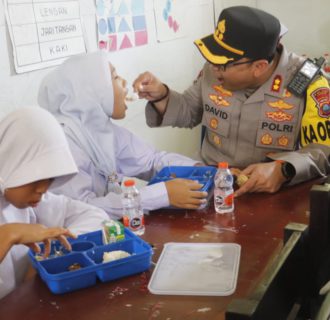 Polres Langkat Bersama Bhayangkari Cabang Langkat Gelar Program Perdana Makan Bergizi di SLB Negri Stabat