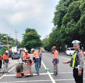 Sinergi Satlantas Polres Pasuruan Bersama Dishub Kabupaten Pasuruan Tinggikan Pita Kejut Cegah Balap Liar