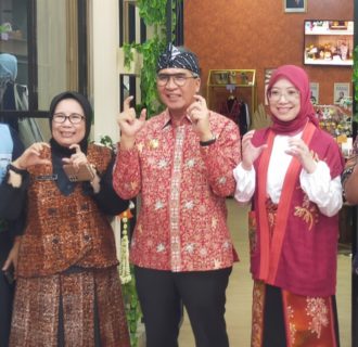 Dekranasda Kota Cimahi Luncurkan Gerai UMKM di BITC: Upaya Mendorong Ekonomi Kreatif dan Pemberdayaan UMKM