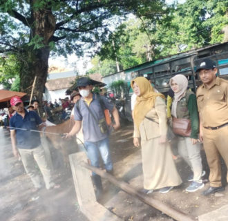 Antisipasi Penularan PMK, Pemkab Pasuruan Melalui Dinakeswan Intens Lakukan Disinfeksi Pasar Hewan