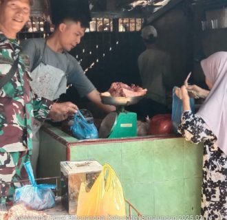 Babinsa Koramil 05/Serbelawan Lakukan Komsos Bersama Pedagang Ayam dan Bahan Pokok Guna Kestabilan Harga Pangan