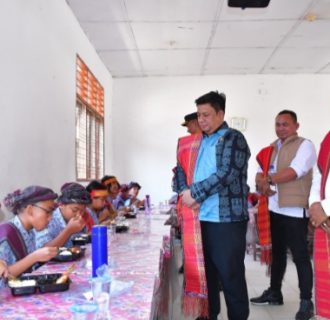 Vandiko Bersama  DPC Gerindra Beri Makanan Gratis ke Pelajar SMP N 1 Pangururan