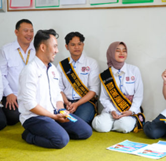 Genre Jawa Barat Kenalkan Cobek Pada Wamen Isyana