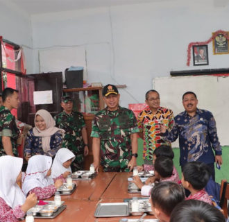 Panglima TNI Tinjau Program Makan Bergizi Gratis di Cimahi
