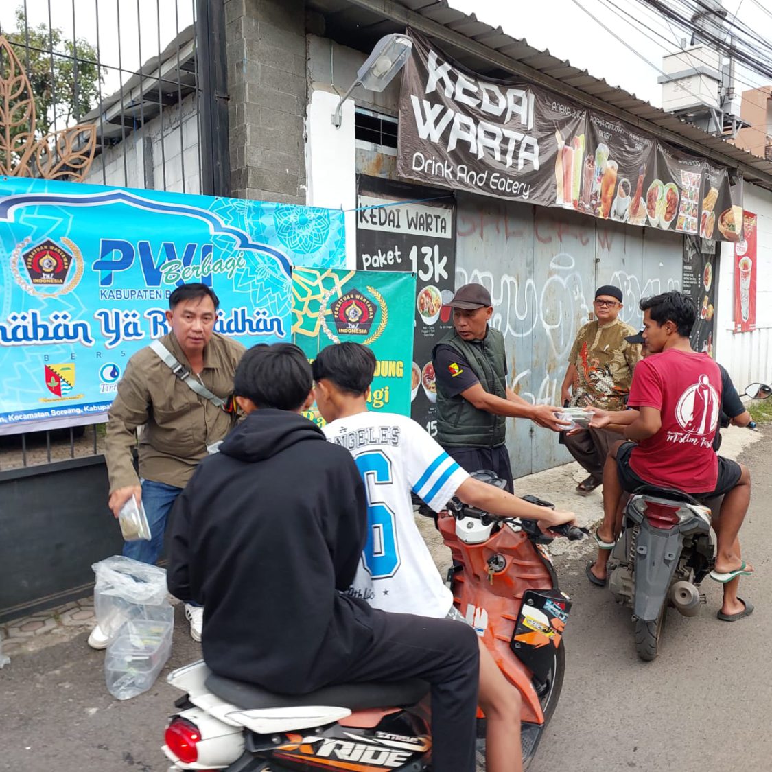 PWI Kabupaten Bandung Gelar Bukber dan Berbagi Takjil Kepada Warga